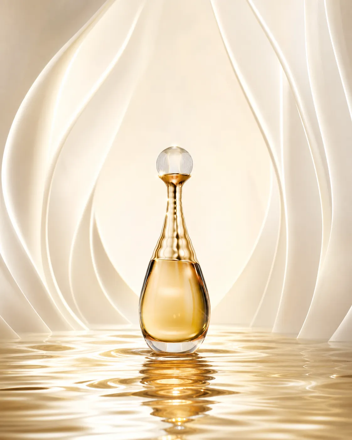 Elegant Golden Perfume Bottle on Reflective Liquid Surface｜AI Image Generation Prompts