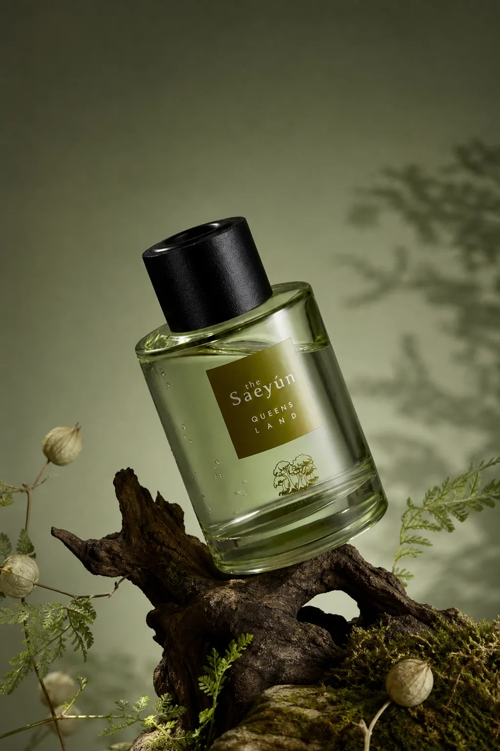 Saeyun Queens Land Perfume Bottle on Wood｜AI Image Generation Prompts